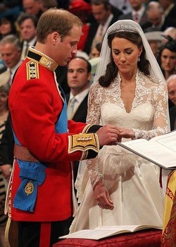 Gb/ Attesa per il bacio sul balcone di Buckingham Palace