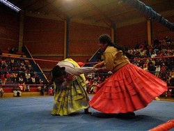 Bolivia/ Sottoveste e bombetta, il successo delle donne wrestler