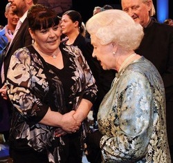 Gb/ Regina Elisabetta adora X Factor, non si perde una puntata