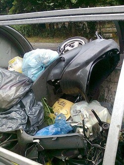 Rifiuti/ Roma, anche i motorini finiscono nel cassonetto