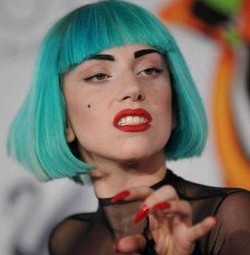 Europride/ Lady Gaga saluta Alemanno, fischi a sindaco da platea