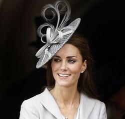 Gb/ Kate duchessa di Cambridge “brilla” a parata Regina