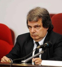 Brunetta insulta i precari, rivolta sul Web. Il Pd: si dimetta