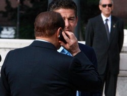Berlusconi/ Tg3 svela: Ha parlato al telefono con una sala vuota