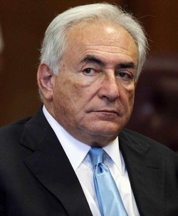 Strauss-Kahn/ Nyp: Vicina archiviazione, Dsk stappa champagne