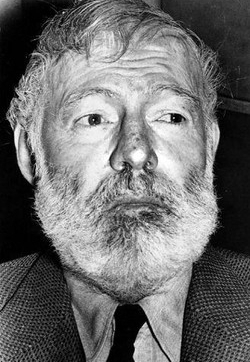 Ernest Hemingway indotto al suicidio da Fbi, accusa collaboratore