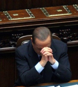 Salta Lodo, Berlusconi sospetta fuoco amico: Giocano su mia pelle