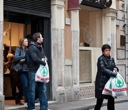 Consumi/ La spesa ai single costa il 71% in più
