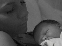 Gb/ Beckham posta su Facebook foto figlia Harper con Victoria
