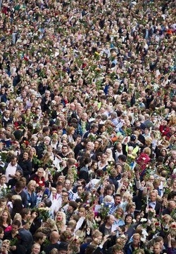 Norvegia/Almeno centomila persone a Oslo per commemorare vittime