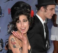 Gb/ Winehouse sarà cremata, le sue ceneri unite a quelle nonna