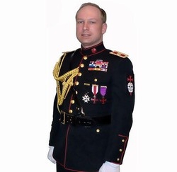 Norvegia/ Breivik non voleva morire, con mani alzate verso agenti