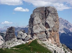 Tragedia sulle Dolomiti, alpinista muore sulle Cinque Torri
