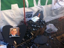 Grillini e no Tav portano cozze davanti alla Camera per protesta