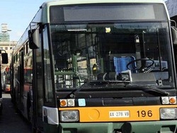 Roma, autista ferma bus per prelevare al bancomat. Sospeso