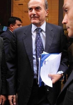 Pd/ Una finta Marilyn e un ‘nuovo’ ulivo per auguri a Bersani