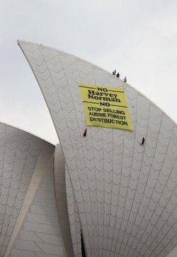 Australia/ Sidney, attivisti scalano Opera House: arrestati