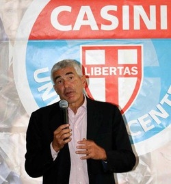 Governo/ Casini: Ho contatti con tutti, Berlusconi si dimetta