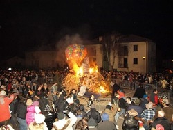 Voli in mongolfiera e rogo finale Successo per la &laquo;Scasada del Zener&ugrave;&raquo;