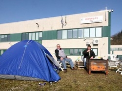 Varese, notte in tenda per salvare il lavoro