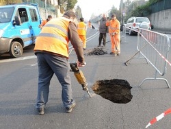 Varese. voragine in strada GUARDA TUTTE LE FOTO
