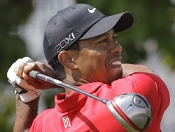 Tiger Woods come Lavezzi: sputa sul green, multato