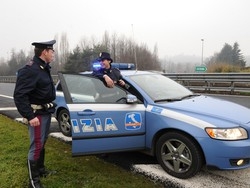 Lo sorpassa sull’Autolaghi E si prende schiaffi e insulti