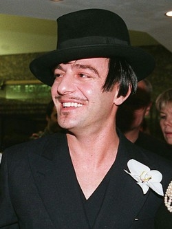 Dior “licenzia” Galliano: lo stilista ha esagerato
