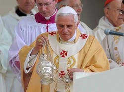 Il Papa “corregge” tre Vangeli: &laquo;Sbagliano la data di Pasqua&raquo;
