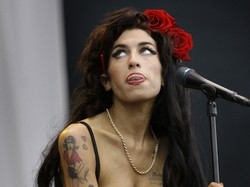 Amy Winehouse dona abiti per 24mila euro a Londra