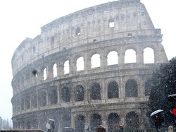 A Roma trova 700 euro e li consegna alla polizia