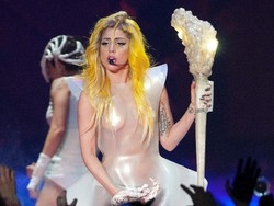 Un braccialetto di Lady Gaga per le vittime del terremoto&nbsp;