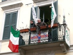 Varese, spunta il tricolore sulla sede della Lega