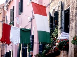 Anche&nbsp;per l’Unit&agrave; d’Italia fanno affari i vu cumpr&agrave;
