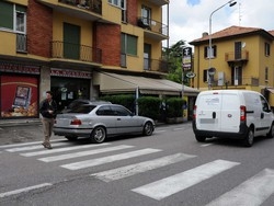 Varese, assalto armato al bar di viale Belforte