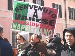 Fischi agli esponenti leghisti Fontana: “Quattro cretini pagati”