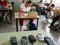 Anche i bimbi con il cellulare “Occhio ai rischi per la salute”