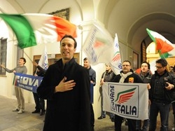 Provocazione Pdl a Varese E i&nbsp;giovani cantano l’Inno