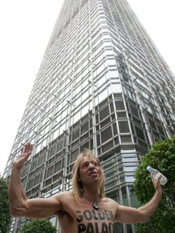 L’&laquo;uomo ragno&raquo; affronta la torre pi&ugrave; alta del mondo