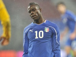 L’ultima bravata di Mario Balotelli: freccette contro i &laquo;baby&raquo; del City