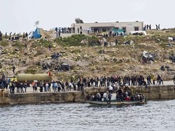 A Lampedusa prime navi per i profughi Libia: raid fermi, contrattacco del rais