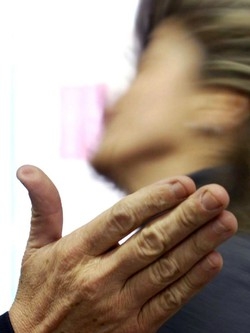 Prima l’ha gettata a terra, poi ha cercato di violentarla