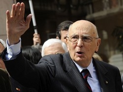 Fontana&nbsp;corregge Napolitano &laquo;Mai avuto nonni garibaldini&raquo;