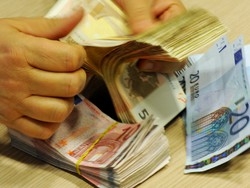 Saronno, trova 4500 euro e li consegna ai vigili urbani