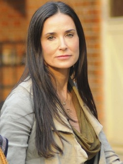 “No alle nuove schiave sessuali” in campo Demi Moore e fidanzato