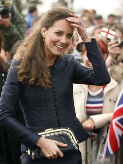 Nozze: Kate si disegna il vestito e spunta il nome della stilista