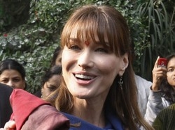 Carla Bruni non risponde a domanda su gravidanza
