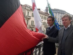 E il sindaco fa il tifoso Bandiera del Milan in citt&agrave;