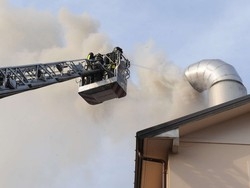 Attimi di paura alla Tipografica IL VIDEO DELL’INCENDIO