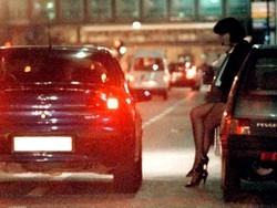 Prostitute con il laser per richiamare i clienti